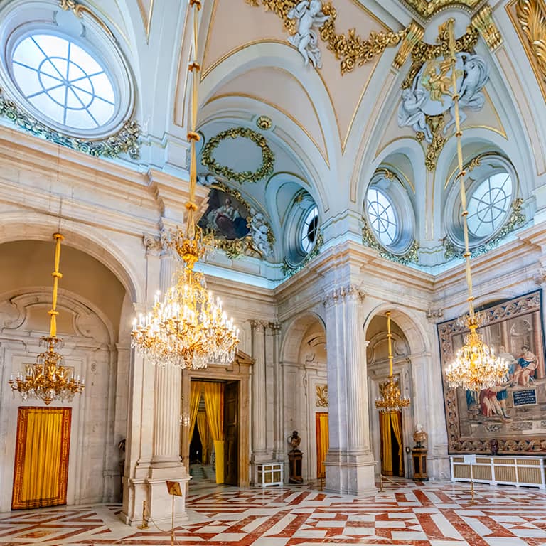 Explora el Palacio Real de Madrid, la majestuosa residencia 4