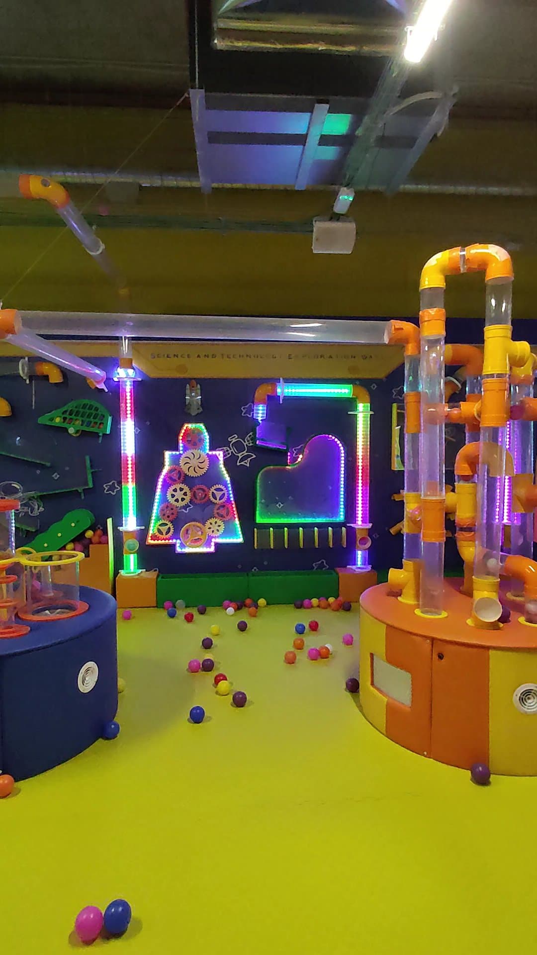 Chaos Lab: Experiencias Interactivas para Familias 3