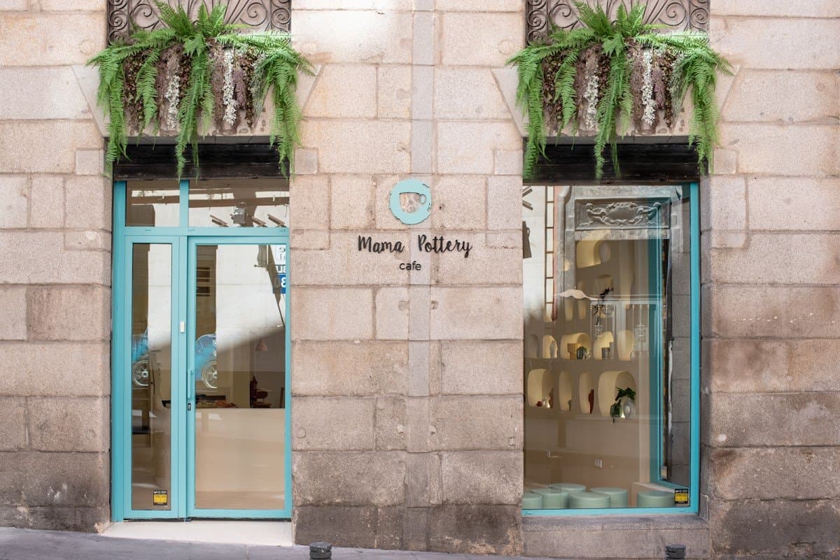 Crea tu cerámica y merienda en Mama Pottery