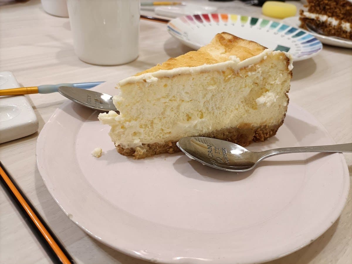 Crea tu cerámica y merienda en Mama Pottery 5