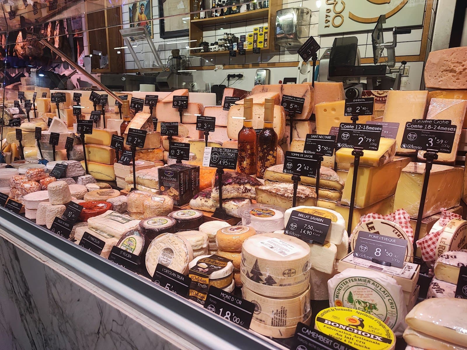 Disfruta de las vistas y las tapas en el Mercado de San Antón 3