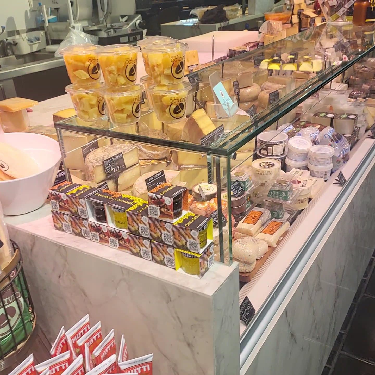 Disfruta de las vistas y las tapas en el Mercado de San Antón 5