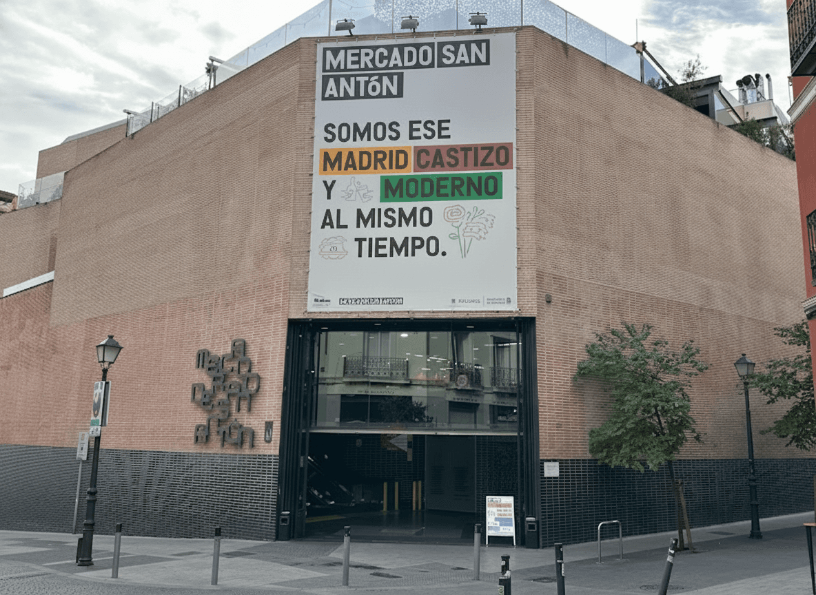 Disfruta de las vistas y las tapas en el Mercado de San Antón