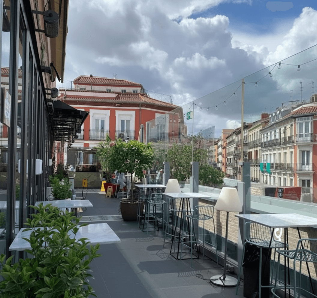 Disfruta de las vistas y las tapas en el Mercado de San Antón 4