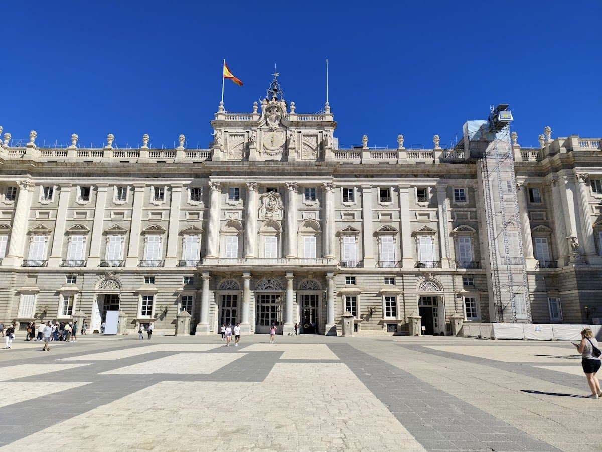 Explora el Palacio Real de Madrid, la majestuosa residencia