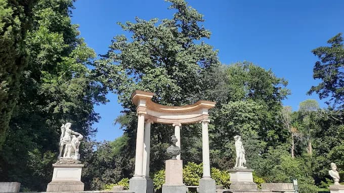 Paseo Sereno en el Parque El Capricho: Pavos Reales 3