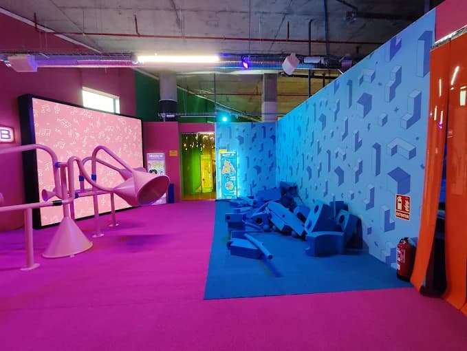 Chaos Lab: Experiencias Interactivas para Familias 5